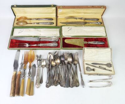 une boîte contenant de l'argenterie et d'autres objets en argent