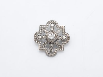 une broche ancienne sertie de diamants