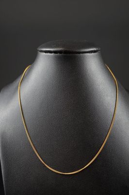 un collier à chaîne en or sur un mannequin mannequin mannequin mannequin mannequin mannequin mannequin mannequin mannequin mannequin