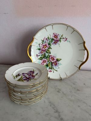 une pile d'assiettes avec des fleurs sur une table