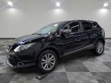 un SUV Nissan noir garé dans un garage au sol carrelé