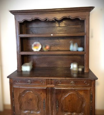 un meuble en bois surmonté d'une porte en verre