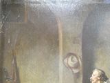 un tableau représentant une femme assise sur une chaise, coiffée d'un chapeau