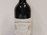 une bouteille de vin posée sur une table