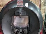 une machine à café posée sur un tissu rouge