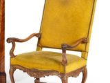fauteuil rembourré jaune à côté d'une horloge sur pied, sur fond blanc