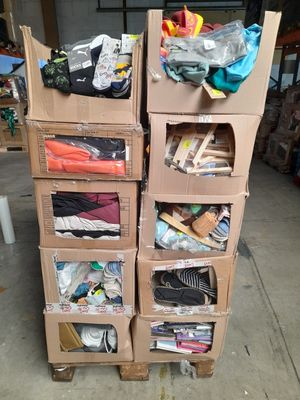 de nombreuses boîtes empilées les unes sur les autres dans un garage