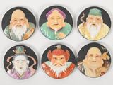 six figurines chinoises représentant des hommes barbus portant un chapeau
