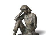 statue représentant une femme assise par terre, la main posée sur la tête