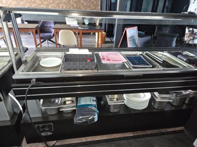 un buffet proposant une grande variété de plats