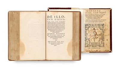 un vieux livre ouvert, dévoilant une page de texte sur fond blanc
