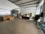 une grande pièce avec un canapé, des chaises, des tables et une télévision