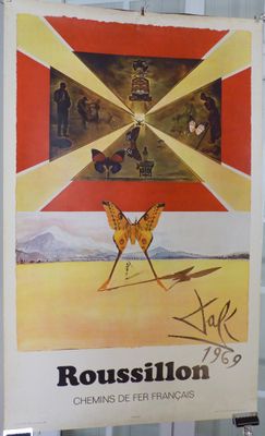 peinture représentant un papillon sur une affiche dans une pièce