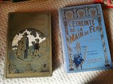 deux livres posés sur une table