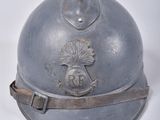 un casque argenté orné d'une fleur sur un fond blanc