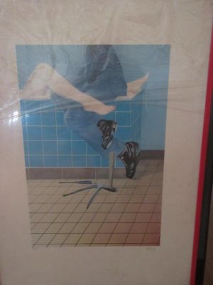 une photo d'un chat assis sur une table