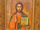 une image représentant un tableau de Jésus tenant une bougie, dans un cadre en bois