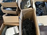 de nombreux cartons d'équipements électroniques posés sur le sol