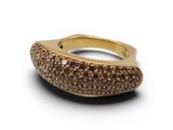 un gros plan d'une bague sertie de diamants bruns sur fond blanc