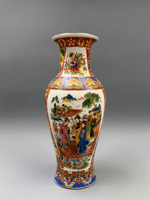 une image représentant un vase décoré d'une peinture, posé sur une table