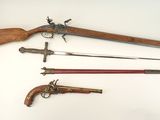 Plusieurs types d'armes sont exposés sur une surface blanche