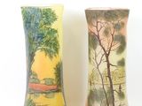 deux vases posés côte à côte sur une surface blanche