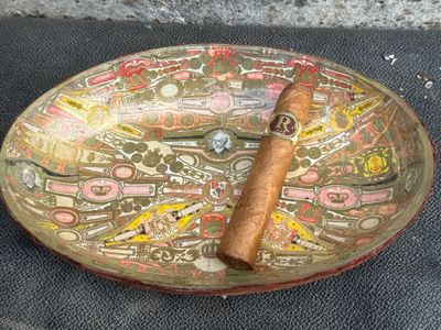 un cigare et un porte-cigare posés sur une table