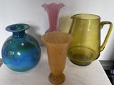 trois vases posés sur une table l'un à côté de l'autre