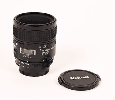 un objectif d'appareil photo posé à côté d'un cache-objectif
