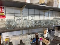 Lot d'assiettes, couverts, verres, coupes et carafes pour un… (photo 4)