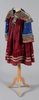 une photo d'une robe rouge et bleue posée sur un présentoir pour mannequin