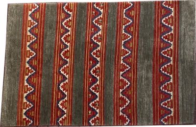 une photo d'un tapis orné d'un motif rouge et bleu