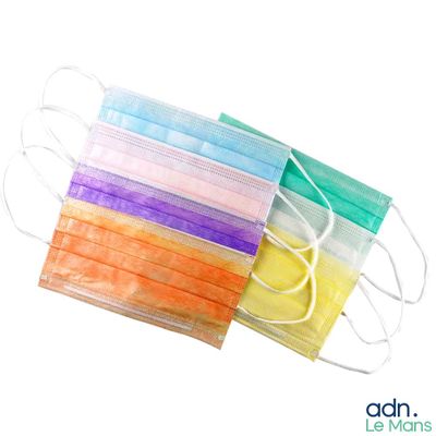 quatre masques de couleurs différentes sont alignés sur une surface blanche