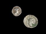 deux pièces romaines, dont l'une représente la tête d'un homme et l'autre celle d'une femme