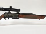 un gros plan d'un fusil équipé d'une lunette de visée sur fond blanc