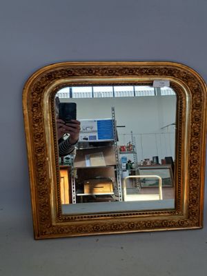Petit miroir en bois doré de forme cintrée à décor de végéta…