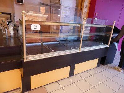 une femme debout devant une vitrine dans un magasin