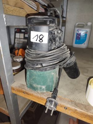 une photo d'une machine posée sur une étagère