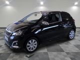 la voiture noire est garée dans le garage sur le sol en damier