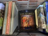 de nombreux livres qui se trouvent sur une étagère dans une boîte à livres