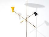 l'image d'une lampe posée sur une table