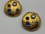 une paire de boucles d'oreilles ornées de pierres bleues et vertes