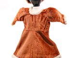 une image représentant un mannequin vêtu d'une robe marron et d'un chapeau