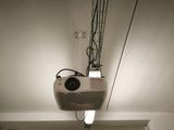 un vidéoprojecteur suspendu au plafond dans une pièce