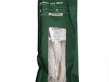 un gros plan sur un sachet de cure-dents sur fond blanc