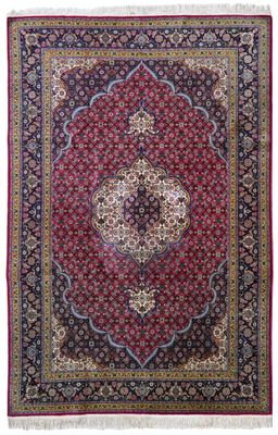 un tapis rouge orné d'un médaillon