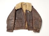 veste en cuir marron avec col et poignets en fourrure, sur fond blanc