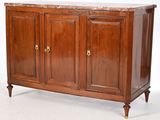 une armoire en bois avec un plateau en marbre sur fond blanc