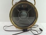 une image montrant un gros plan d'une lampe posée sur une table