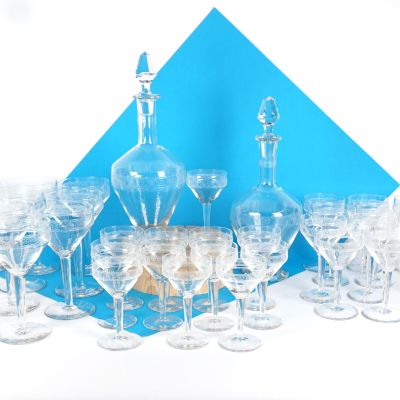 plusieurs verres à vin et une carafe posés sur une table